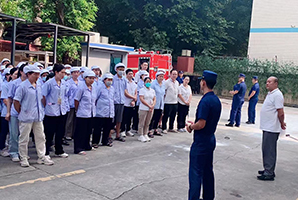 深圳市龙华区消防救援大队消防应急演练进糖心VLOG在线观看 员工上演“火灾逃生”