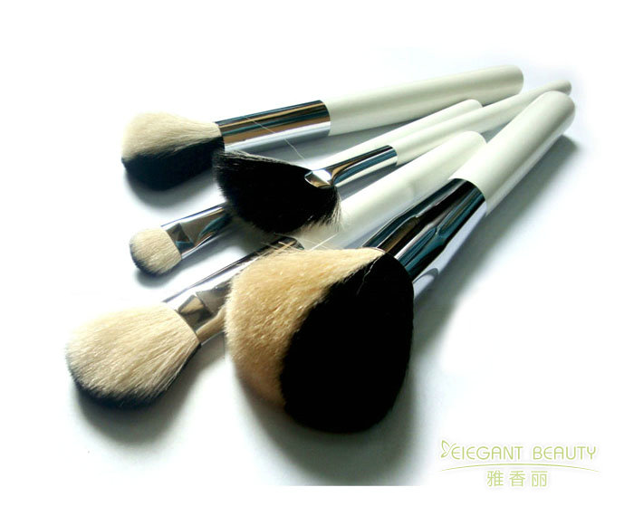 如何根据季节变化或妆容趋势，更新成套糖心VLOG产精国品免费入的配置？